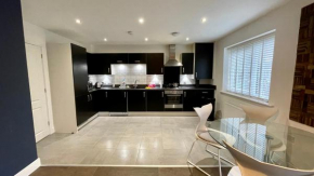 Residential Non Party Modern 2 King Bedroom Flat with Free Parking